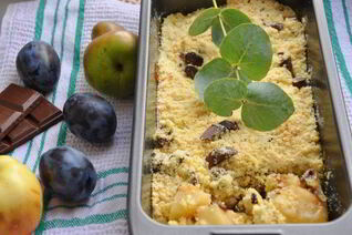 Грушево-сливовый крамбл с шоколадом