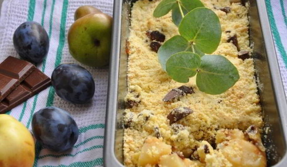 Рецепт грушева-сливового крамбл с шоколадом