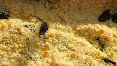 грушево-сливовый крамбл с шоколадом