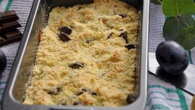 грушево-сливовый крамбл с шоколадом