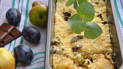 грушево-сливовый крамбл с шоколадом