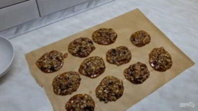 конфеты с орехами, кунжутом, семечками и медом