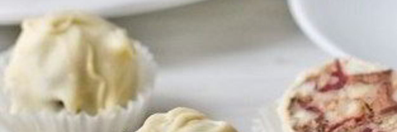 Ореховые конфеты с клюквой в белом шоколаде