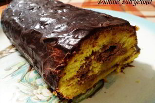 Бисквитный рулет на ромовой пропитке с шоколадно-масляным кремом под шоколадной глазурью