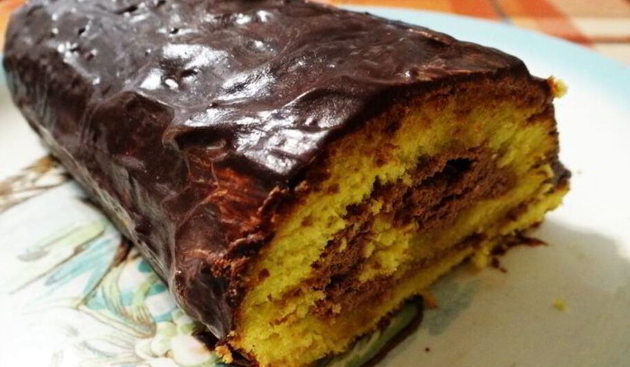 Рецепт бисквитного рулета на ромовой пропитке с шоколадно-масляным кремом под шоколадной глазурью