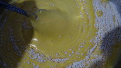 бисквитный рулет на ромовой пропитке с шоколадно-масляным кремом под шоколадной глазурью