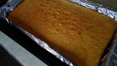 бисквитный рулет на ромовой пропитке с шоколадно-масляным кремом под шоколадной глазурью