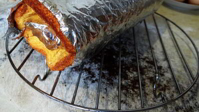 бисквитный рулет на ромовой пропитке с шоколадно-масляным кремом под шоколадной глазурью