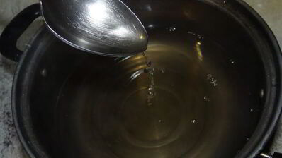 бисквитный рулет на ромовой пропитке с шоколадно-масляным кремом под шоколадной глазурью