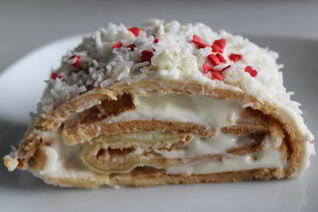 Бисквитный рулет с кокосовым кремом