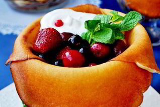 Блинчики десертные с сырным кремом и ягодами