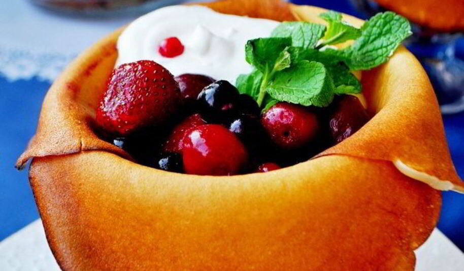 Рецепт блинчиков десертных с сырным кремом и ягодами