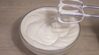 крем взбитые сливки с сахарной пудрой