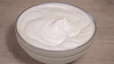 крем взбитые сливки с сахарной пудрой