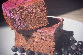 Очень шоколадный брауни со сливочно-черничный кремом