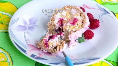 рулет из овсяных хлопьев с творожно-малиновой начинкой и кремом