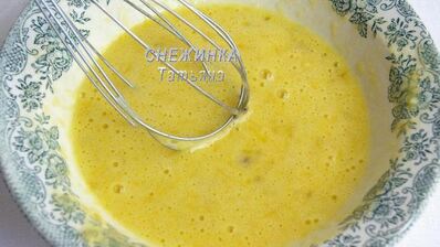 рулет из овсяных хлопьев с творожно-малиновой начинкой и кремом