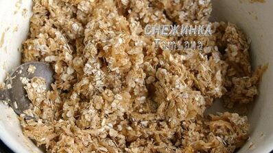 рулет из овсяных хлопьев с творожно-малиновой начинкой и кремом