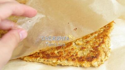 рулет из овсяных хлопьев с творожно-малиновой начинкой и кремом