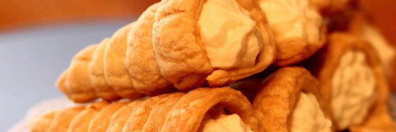 Слоеные трубочки с творожным кремом