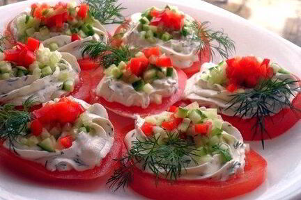 Томаты с творожным кремом и овощами