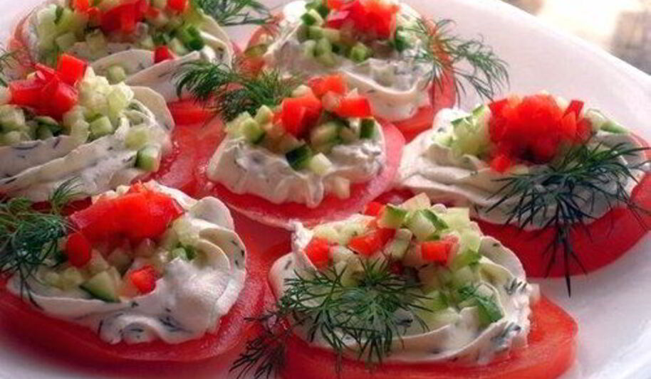 Рецепт томатов с творожным кремом и овощами