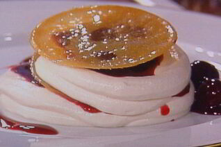 Вишневый мильфей с творжно-сливочным кремом и карамельным крокантом