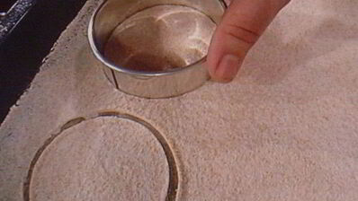 вишневый мильфей с творжно-сливочным кремом и карамельным крокантом