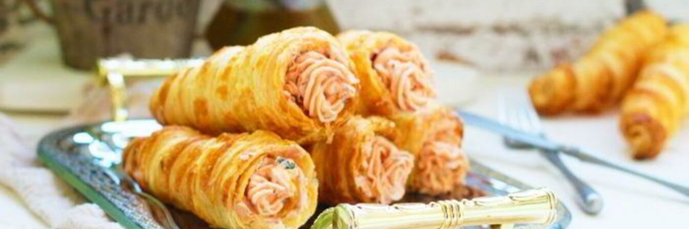 Закусочные трубочки с кремом из копченого лосося