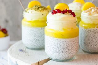 Медовый чиа пудинг с манговым пюре и взбитыми манговыми сливками