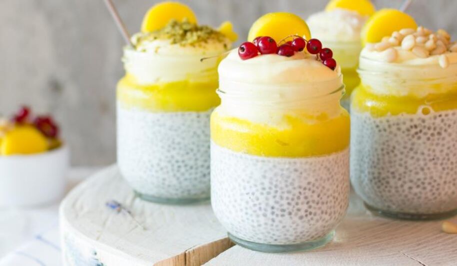 Рецепт медового чиа пудинг с манговым пюре и взбитыми манговыми сливками