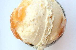 Мороженое с кешью-пастой, ванилью и яблочным вареньем