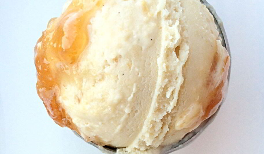 Рецепт мороженого с кешью-пастой, ванилью и яблочным вареньем