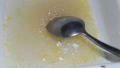 мороженое с клубникой, базиликом и лимонной карамелью