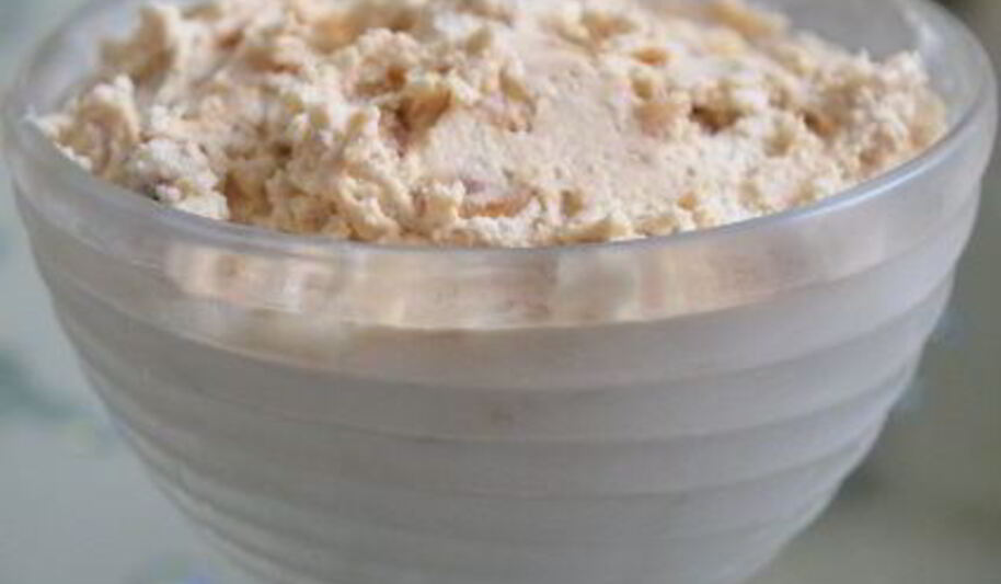 Рецепт мороженого с нугой, ромовым изюмом и карамельными орешками