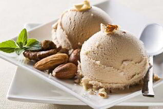 Мороженое с орехами во фритюре