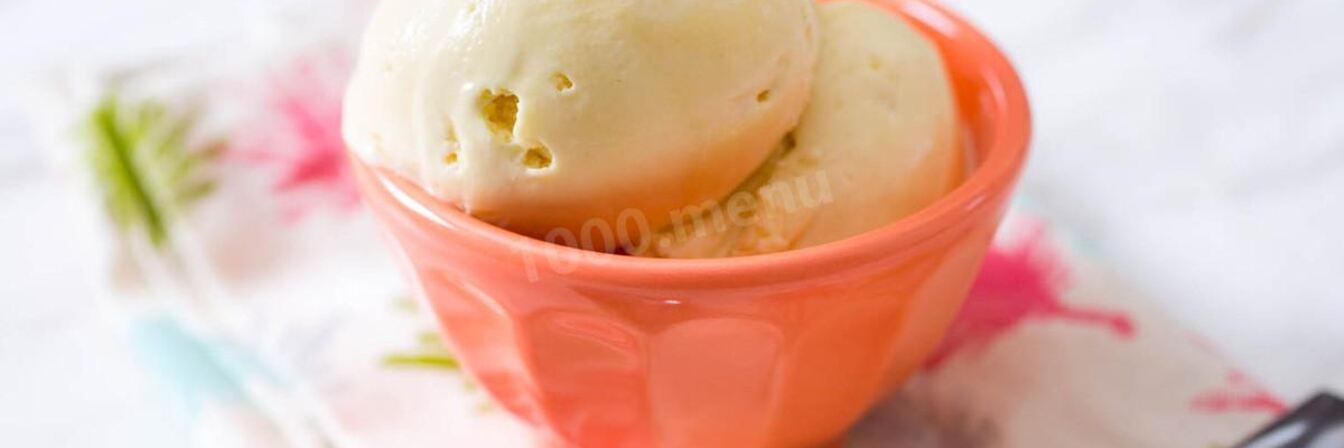 Мороженое в мороженице со сливками