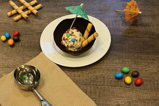 Мороженое в шоколадных вазочках