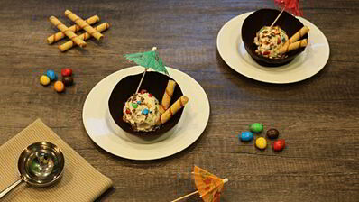 мороженое в шоколадных вазочках