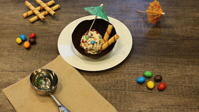 мороженое в шоколадных вазочках