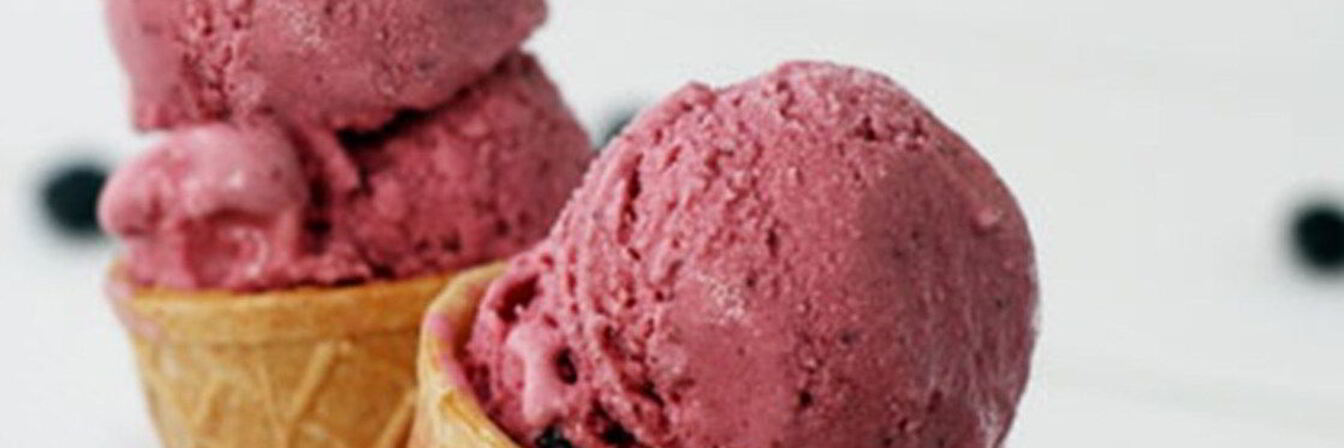 Ягодное мороженое в вафельном рожке