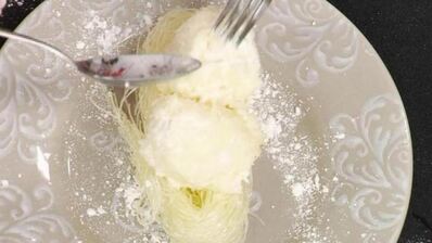 жареное мороженое с фунчозой