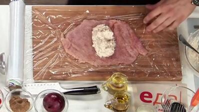 индейка, фаршированная муссом из цыпленка, под винным соусом