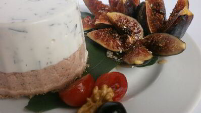 мусс два вкуса из творога и ветчины с инжиром