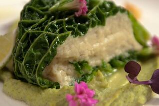 Мусс из белой рыбы на пюре из брокколи