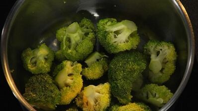 мусс из белой рыбы на пюре из брокколи