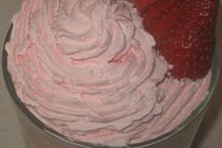 Мусс из клубники со взбитыми сливками