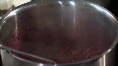 рулет с муссом из трески и брусничным соусом