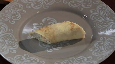 рулет с муссом из трески и брусничным соусом