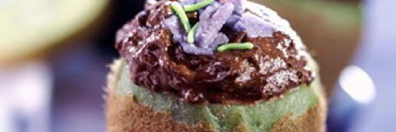 Шоколадный мусс в чашечках из киви